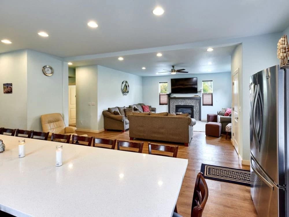 Surfers Beach Retreat - SwimSpa, 10+ Bedrooms vacation rental in Lincoln Beach — photo 4