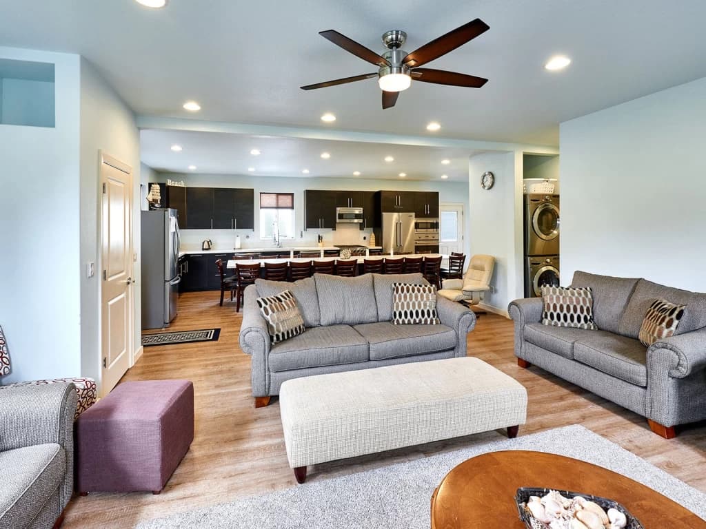 Lincoln Beach & Surfers Beach Retreats - 21 Bedrooms vacation rental in Lincoln Beach — photo 4