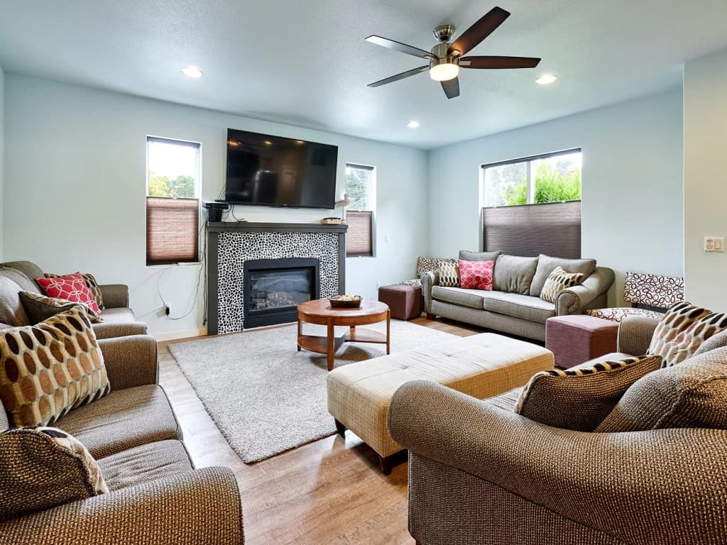 Lincoln Beach & Surfers Beach Retreats - 21 Bedrooms vacation rental in Lincoln Beach — photo 3