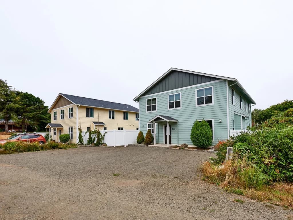 Lincoln Beach & Surfers Beach Retreats - 21 Bedrooms vacation rental in Lincoln Beach — photo 2