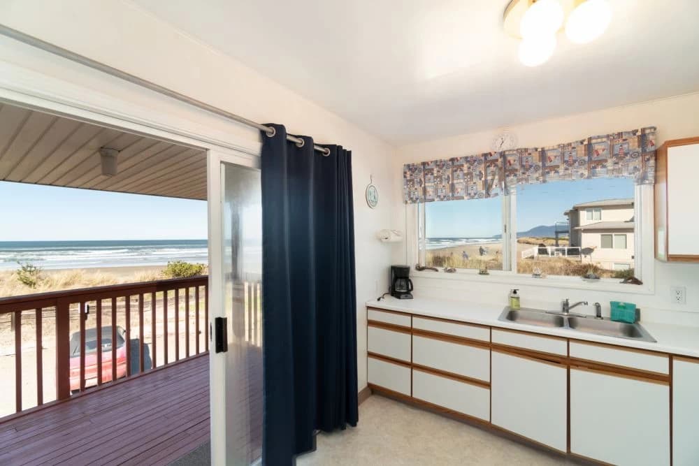 Getaway Oceanfront Lodging vacation rental in Rockaway Beach — photo 5