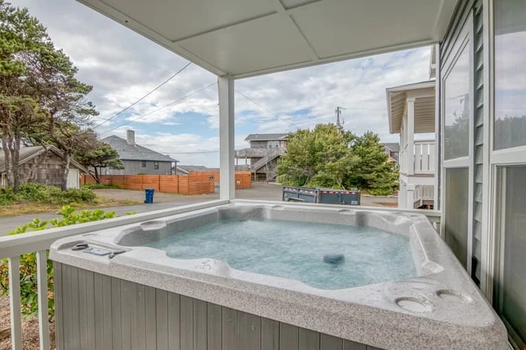 Bella Breeze - Bella Beach - Hot Tub vacation rental in Depoe Bay — photo 2