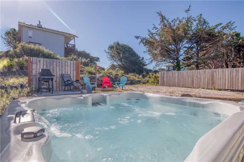 Octopus Garden - Olivia Beach, Hot Tub, Dog Friendly vacation rental in Lincoln City — photo 2