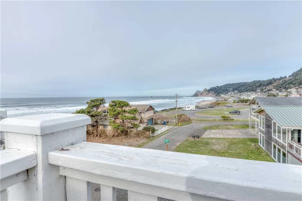 Fair Winds Journey - Roads End, Game Room, Hot Tub vacation rental in Lincoln City — photo 2