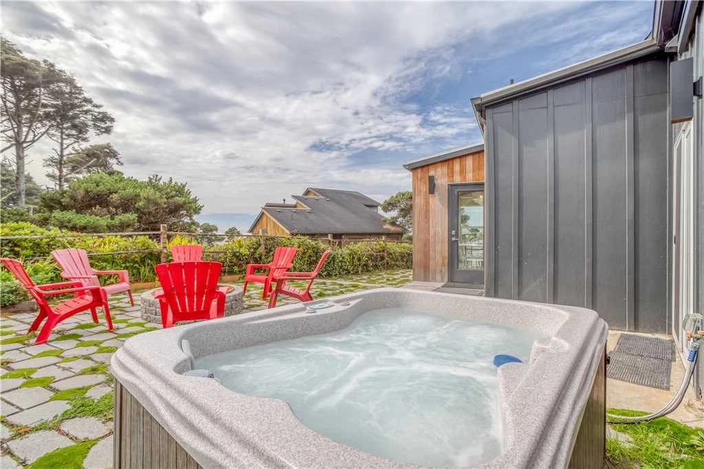 Holiday Beach House - Hot Tub vacation rental in South Beach — photo 3