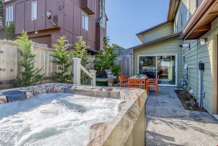 Pacific Drift - Hot Tub, Game Room vacation rental in Lincoln City — photo 5