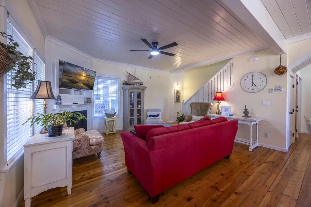 Barefoot Bungalow + Carriage House | Hot Tub | Pet-Friendly | Spacious BRs vacation rental in Lincoln Beach — photo 3