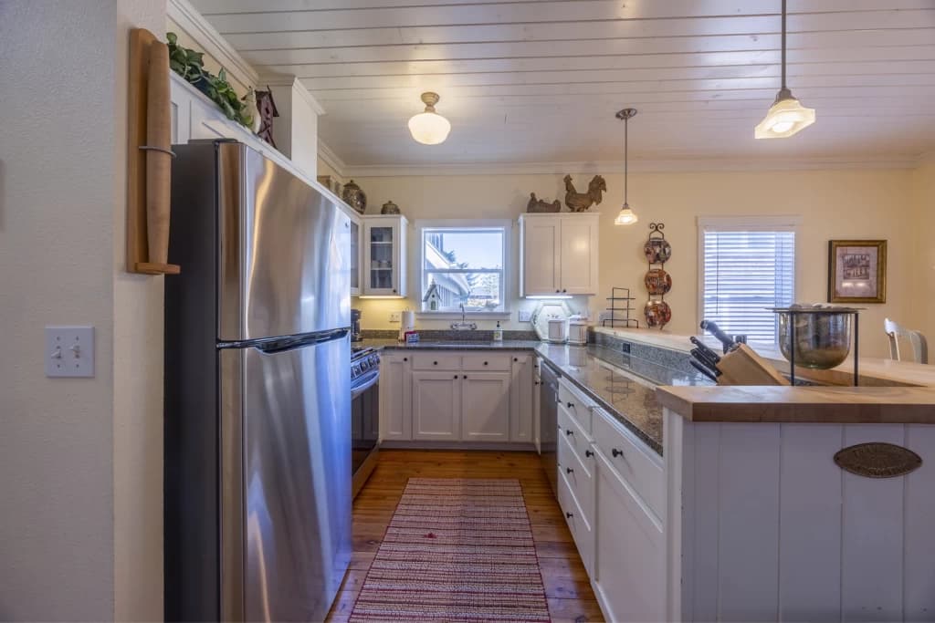 Barefoot Bungalow + Carriage House | Hot Tub | Pet-Friendly | Spacious BRs vacation rental in Lincoln Beach — photo 4
