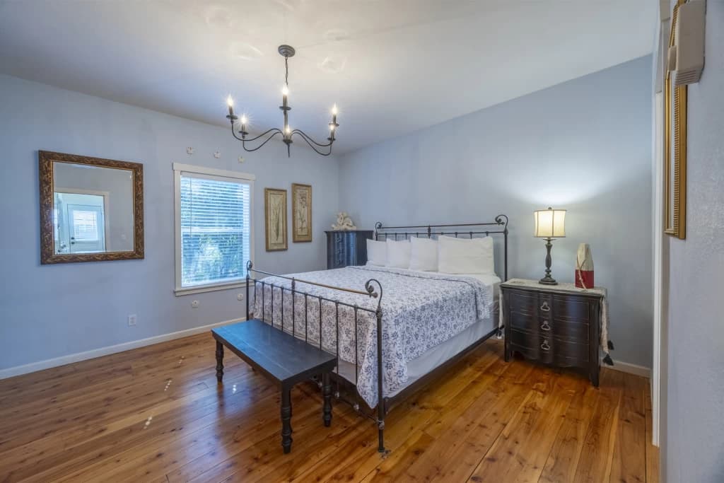 Barefoot Bungalow + Carriage House | Hot Tub | Pet-Friendly | Spacious BRs vacation rental in Lincoln Beach — photo 5