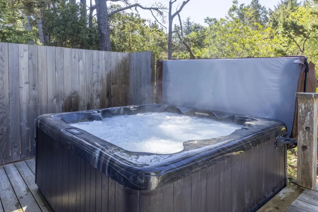 Barefoot Bungalow + Carriage House | Hot Tub | Pet-Friendly | Spacious BRs vacation rental in Lincoln Beach — photo 2