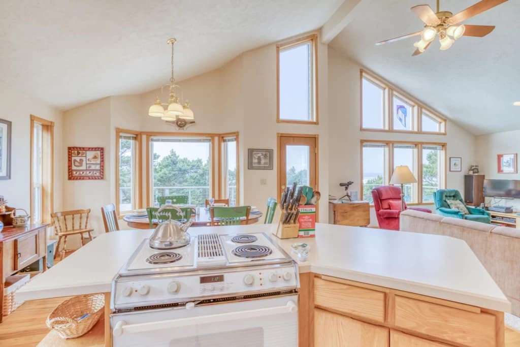 Halpern House vacation rental in Seal Rock — photo 5