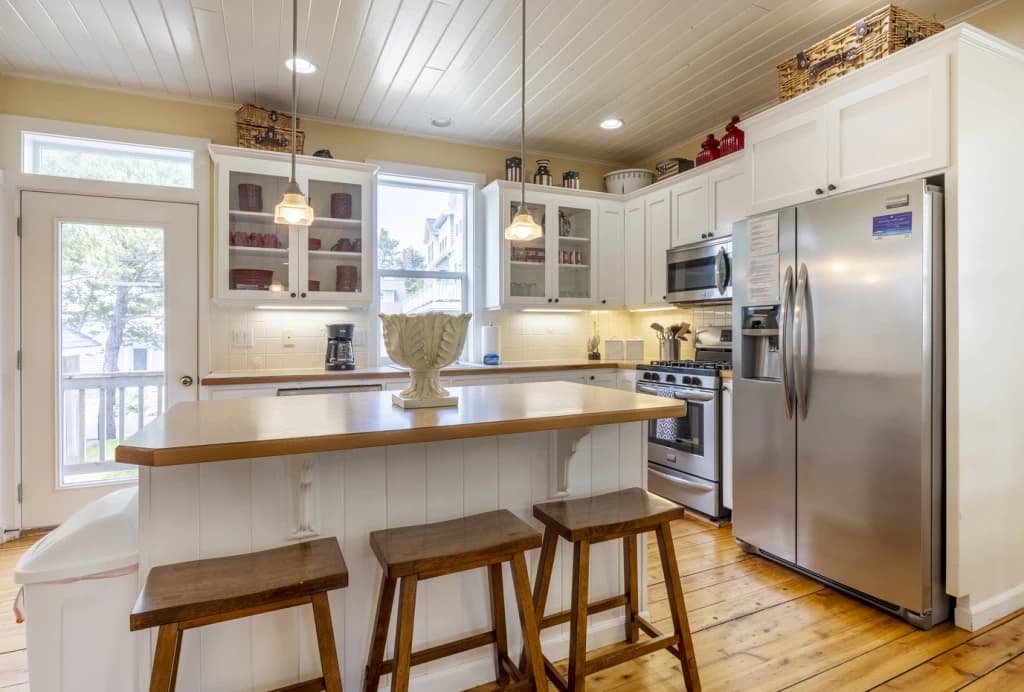 Americana + Suite | Bella Beach | Bikes | King Beds | Pet-Friendly | Hot Tub vacation rental in Lincoln Beach — photo 5