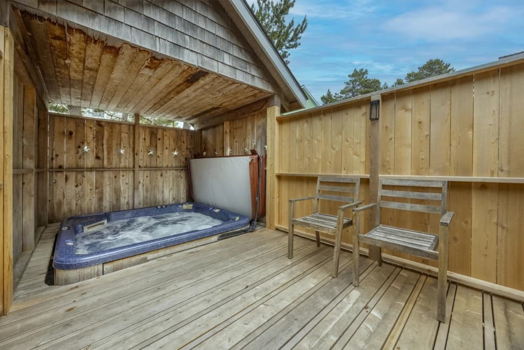 Americana + Suite | Bella Beach | Bikes | King Beds | Pet-Friendly | Hot Tub vacation rental in Lincoln Beach — photo 2