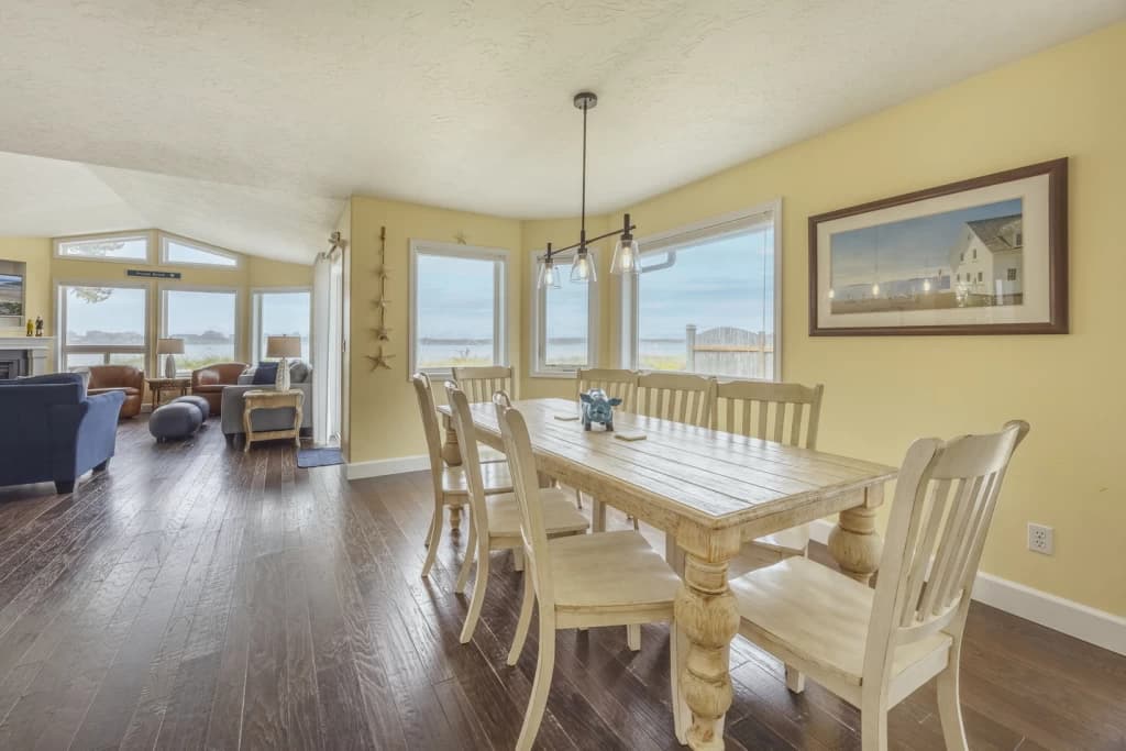 Ebb and Flow Waterfront w/Kayaks | HOT TUB | 3 Kings | Crab & Clamming Equipment vacation rental in Lincoln City — photo 4