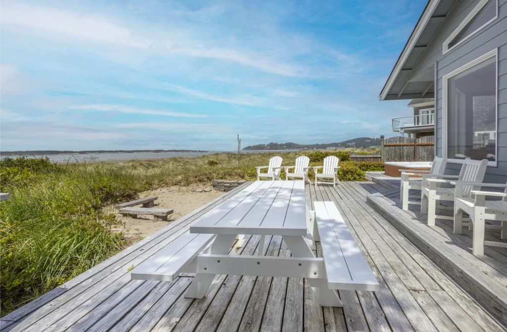 Ebb and Flow Waterfront w/Kayaks | HOT TUB | 3 Kings | Crab & Clamming Equipment vacation rental in Lincoln City — photo 2