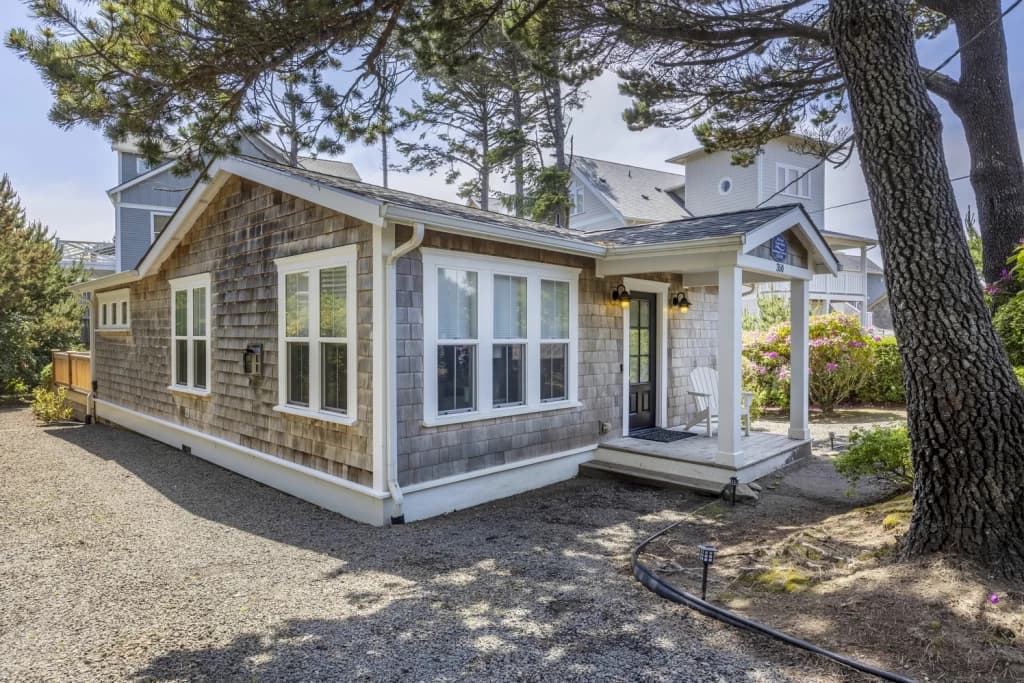 Beach Bungalow...by the Sea | Couples and Small Family Retreat | Hot Tub | Fireplace vacation rental in Lincoln Beach — photo 2
