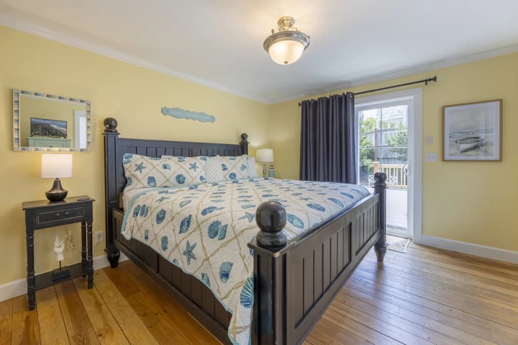 Beach Bungalow...by the Sea | Couples and Small Family Retreat | Hot Tub | Fireplace vacation rental in Lincoln Beach — photo 4
