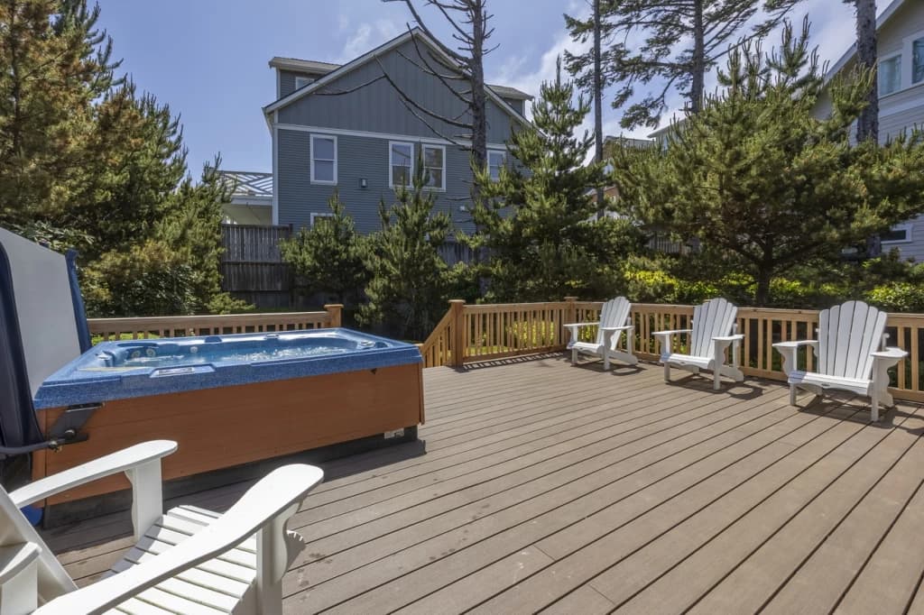 Beach Bungalow...by the Sea | Couples and Small Family Retreat | Hot Tub | Fireplace vacation rental in Lincoln Beach — photo 3
