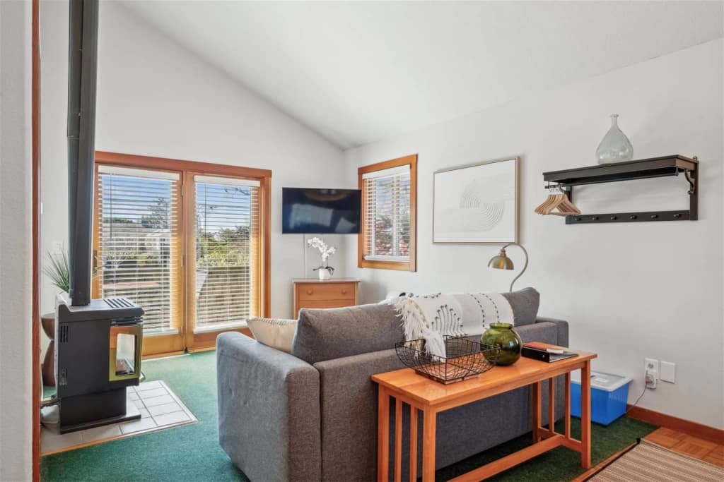 The Harrison Inn* Blue Sky Suite - New, Walk to Everything! vacation rental in Cannon Beach — photo 3