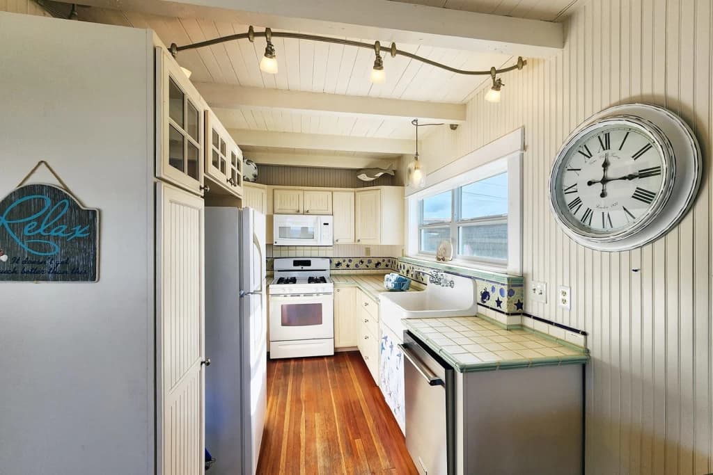 Nye Beach House - Newport vacation rental in Newport — photo 2