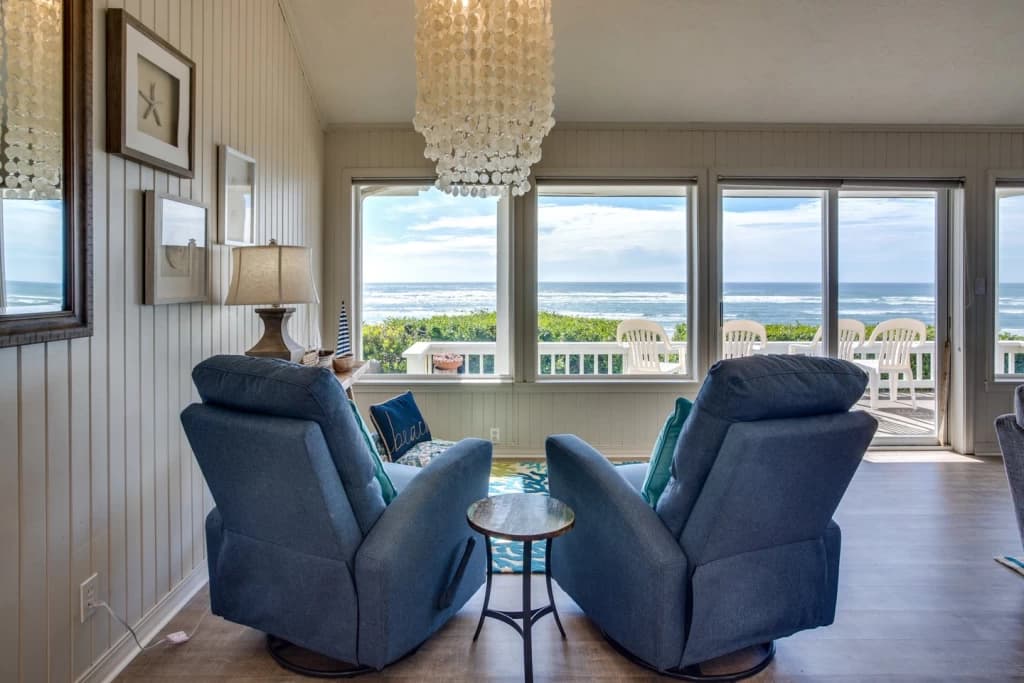 Alicia By The Sea - Dog Friendly, Hot Tub, Ocean Front vacation rental in Waldport — photo 5