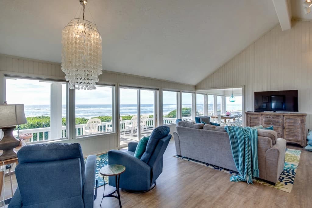 Alicia By The Sea - Dog Friendly, Hot Tub, Ocean Front vacation rental in Waldport — photo 3