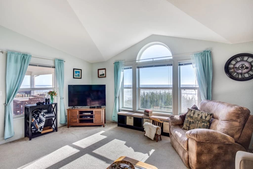 Sunset Beach House vacation rental in Yachats — photo 2