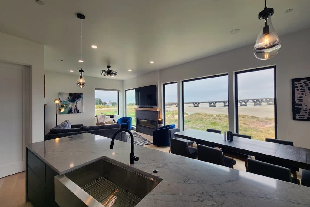 Bay's Edge - Views of Bay and Bridge, Hot tub, Pet Friendly vacation rental in Waldport — photo 2
