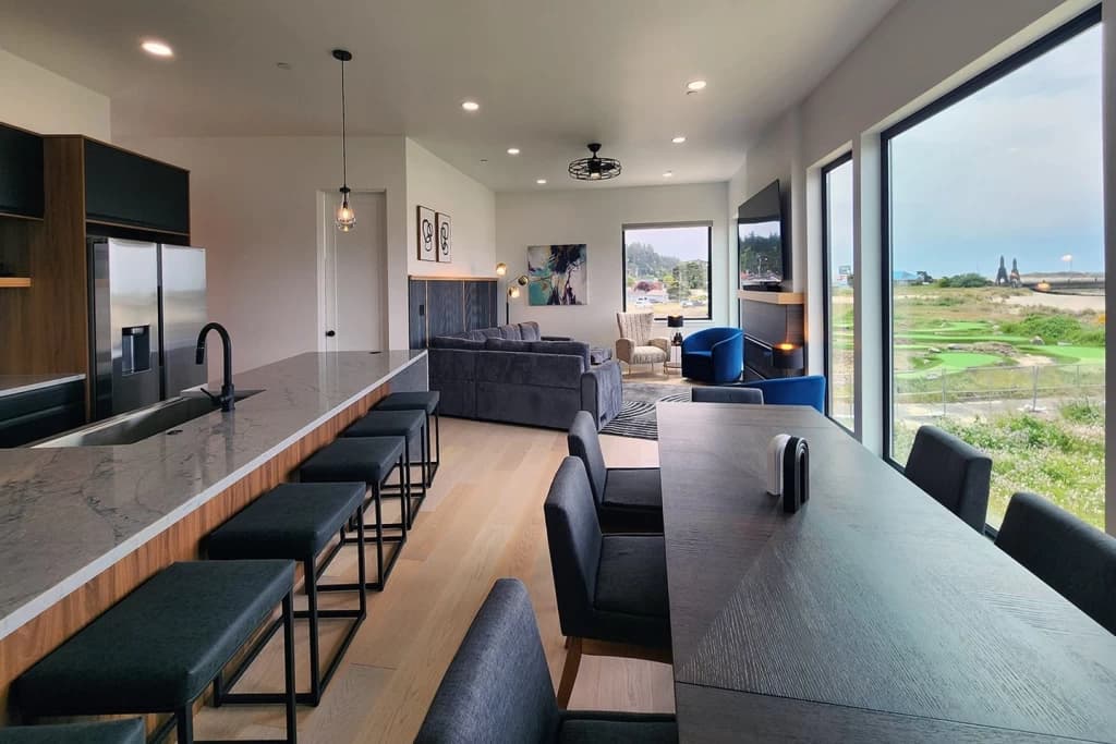 Bay's Edge - Views of Bay and Bridge, Hot tub, Pet Friendly vacation rental in Waldport — photo 4