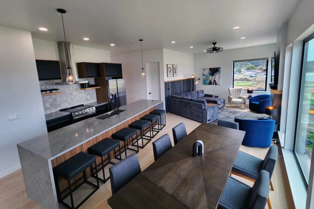 Bay's Edge - Views of Bay and Bridge, Hot tub, Pet Friendly vacation rental in Waldport — photo 3