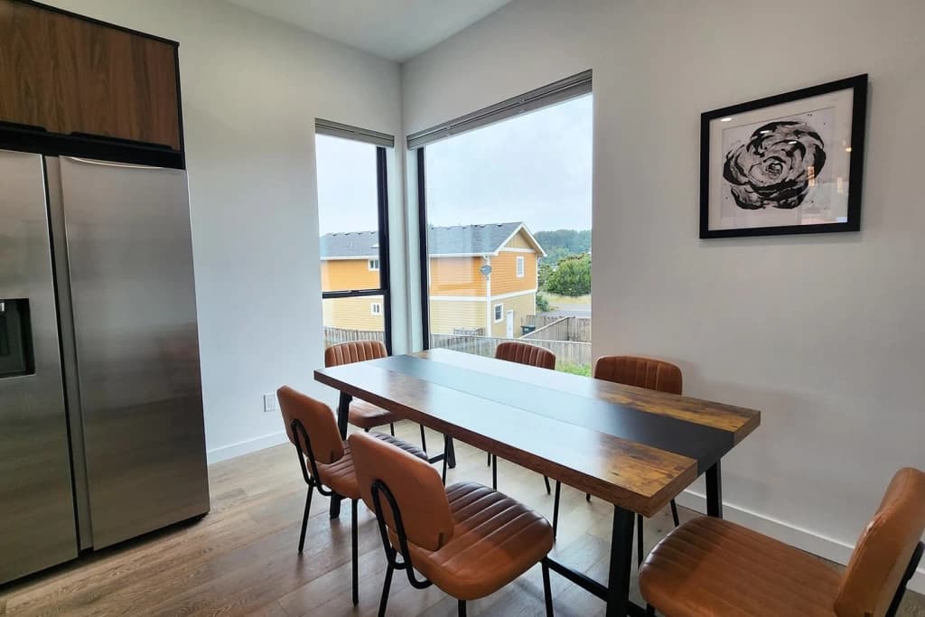 Steel & Surf - Hot Tub, Pet Friendly, Bay Front! vacation rental in Waldport — photo 4