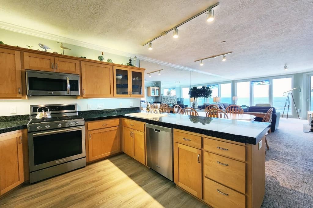 Reflections By The Sea - New Listing! Ocean Front, Pool, Fitness Center vacation rental in Depoe Bay — photo 5