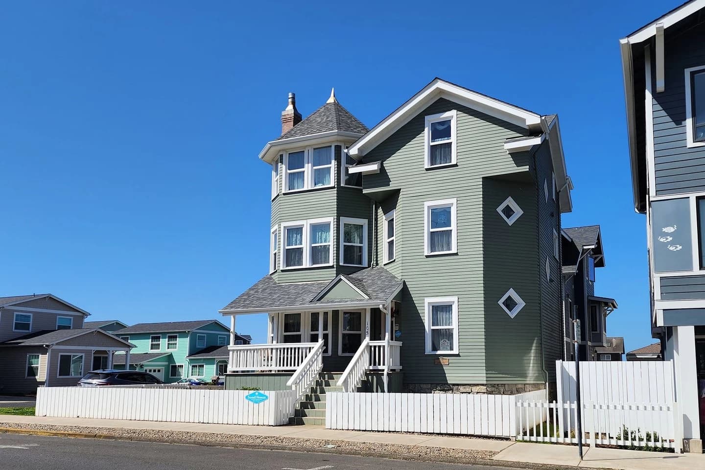 Endeavour House | 2 Bedroom | Sleeps 4 | Walk to Beach — main photo