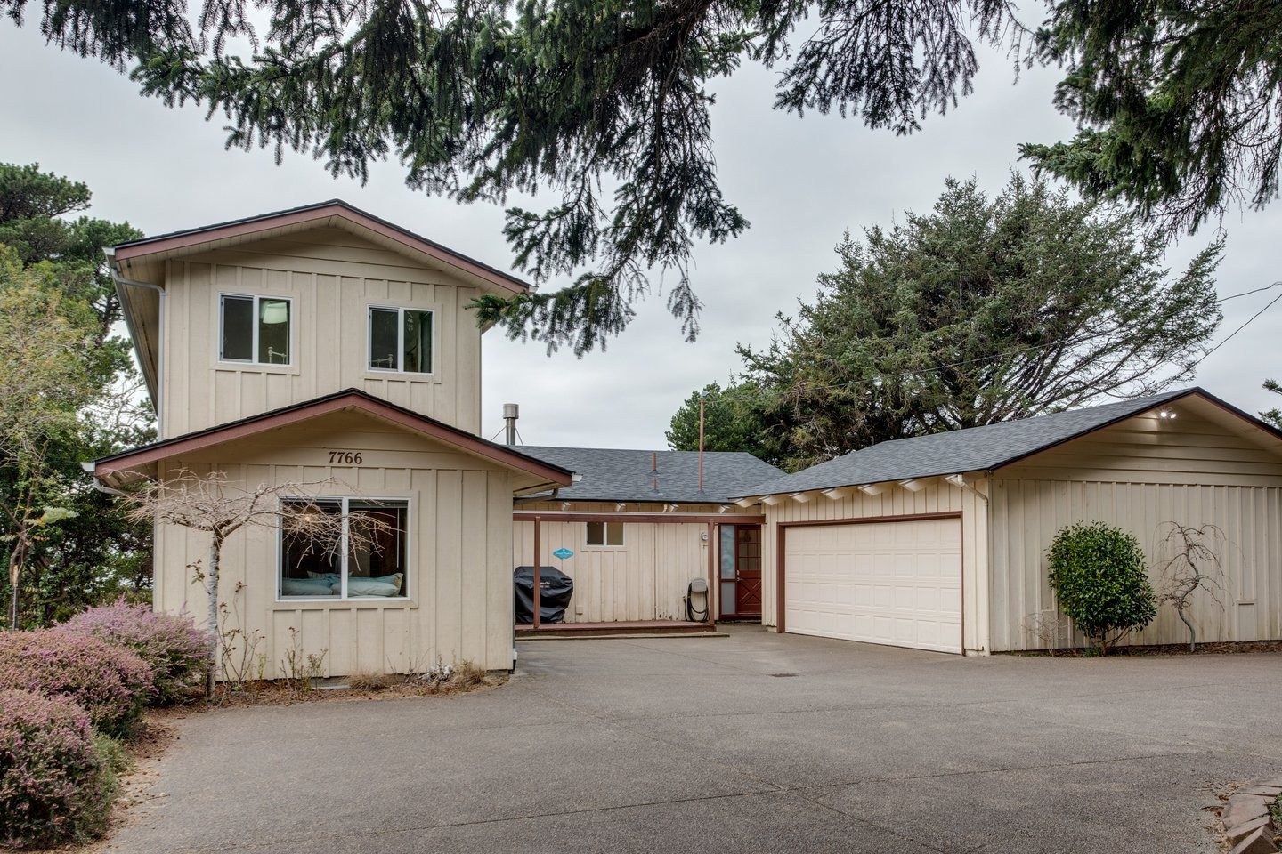 Oceanfront South Beach Oregon beach house with private hot tub, 4 bedrooms, 2.5 baths, king and queen beds, plus twin bunk bed, sleeps 8.